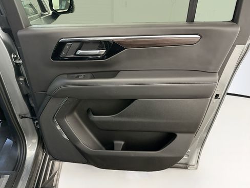 Used 2025 Chevrolet Suburban LT image 33