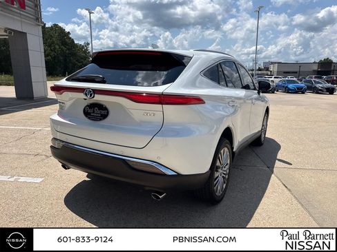 Used 2023 Toyota Venza XLE AWD/4WD image 4
