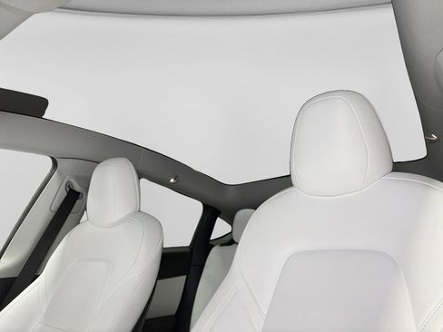 Used 2022 Tesla Model Y Long Range image 23