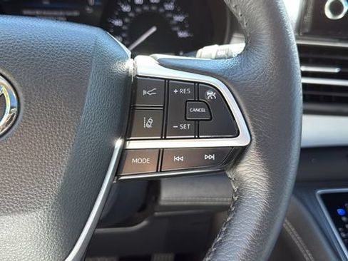 Used 2025 Toyota Sienna XLE AWD/4WD image 13