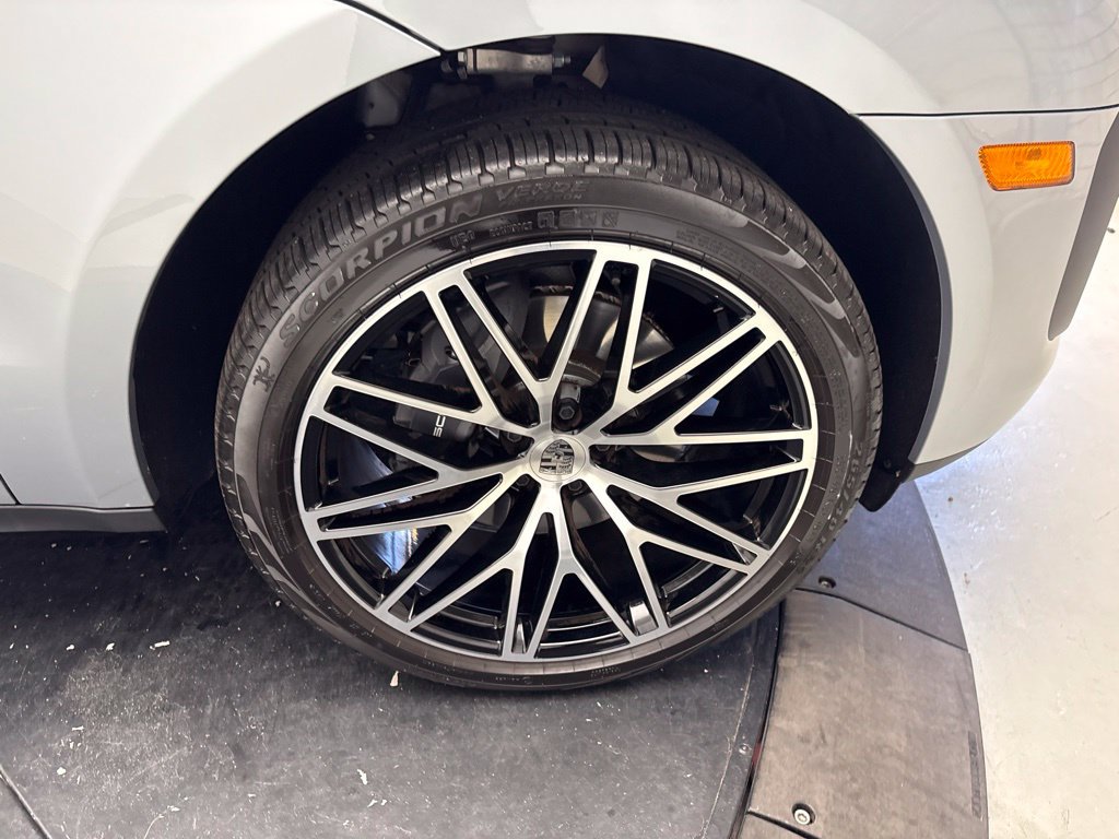 Certified 2026 Porsche Macan AWD/4WD image 15