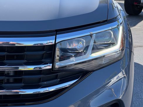 Certified 2022 Volkswagen Atlas Cross Sport SE w/ Panoramic Sunroof Package FWD image 6