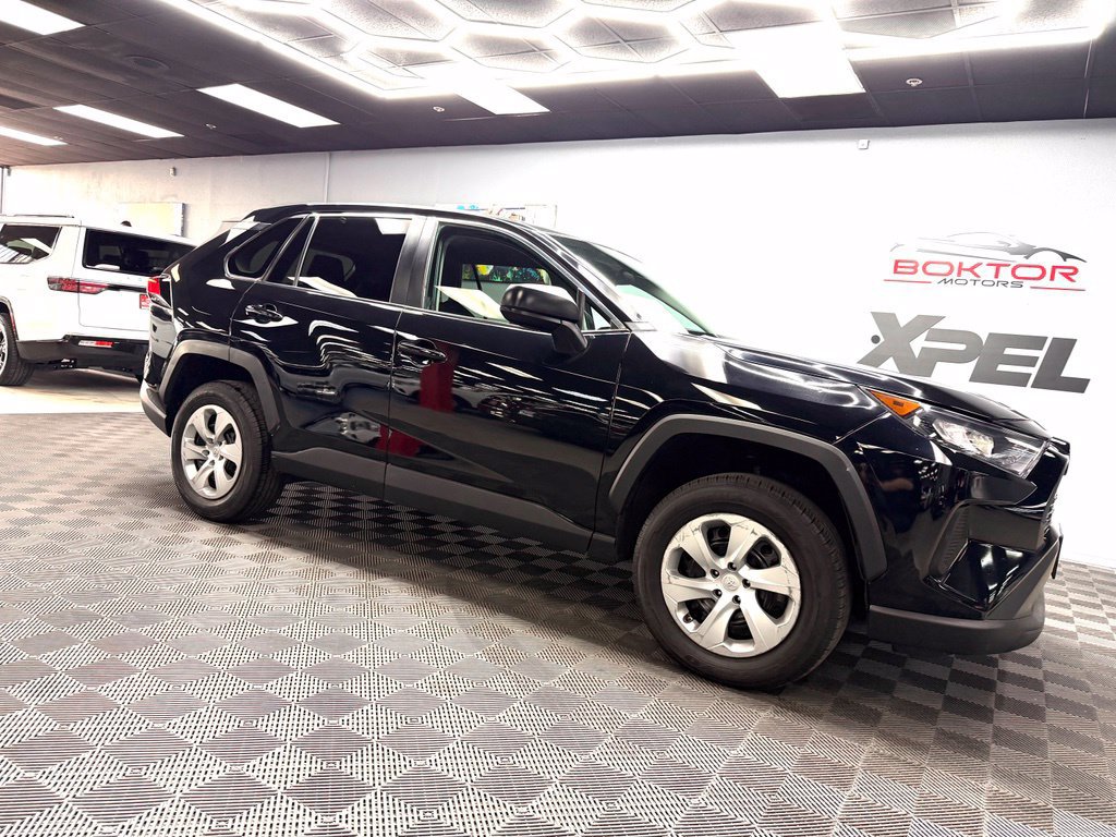 Used 2022 Toyota RAV4 LE FWD image 2