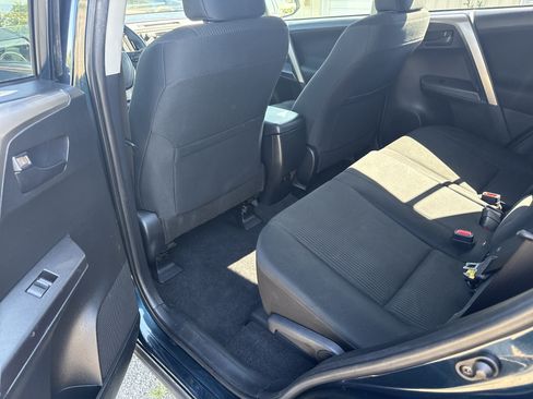 Used 2018 Toyota RAV4 LE FWD image 13
