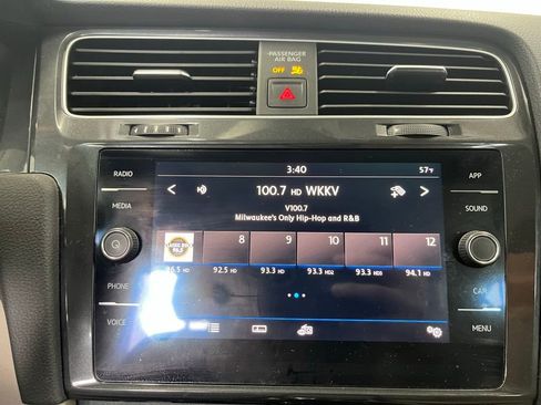 Certified 2019 Volkswagen Golf SE image 17