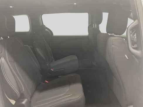 Used 2023 Chrysler Pacifica Touring FWD image 10