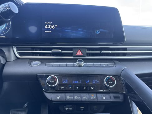 Certified 2025 Hyundai Elantra Limited FWD image 12