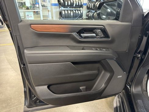 Used 2025 GMC Yukon XL Denali image 23