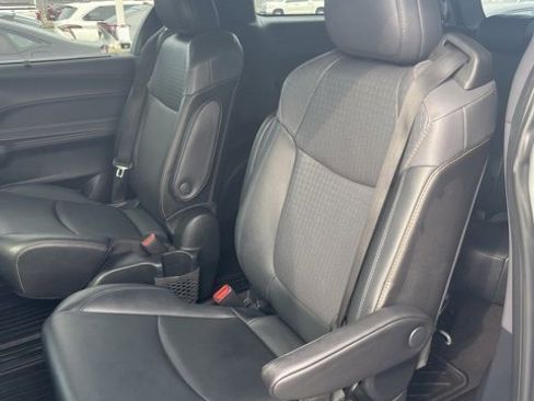 Used 2022 Toyota Sienna XLE Woodland Edition image 10