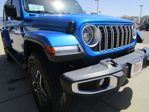 Used 2024 Jeep Wrangler Unlimited Sahara AWD/4WD image 35