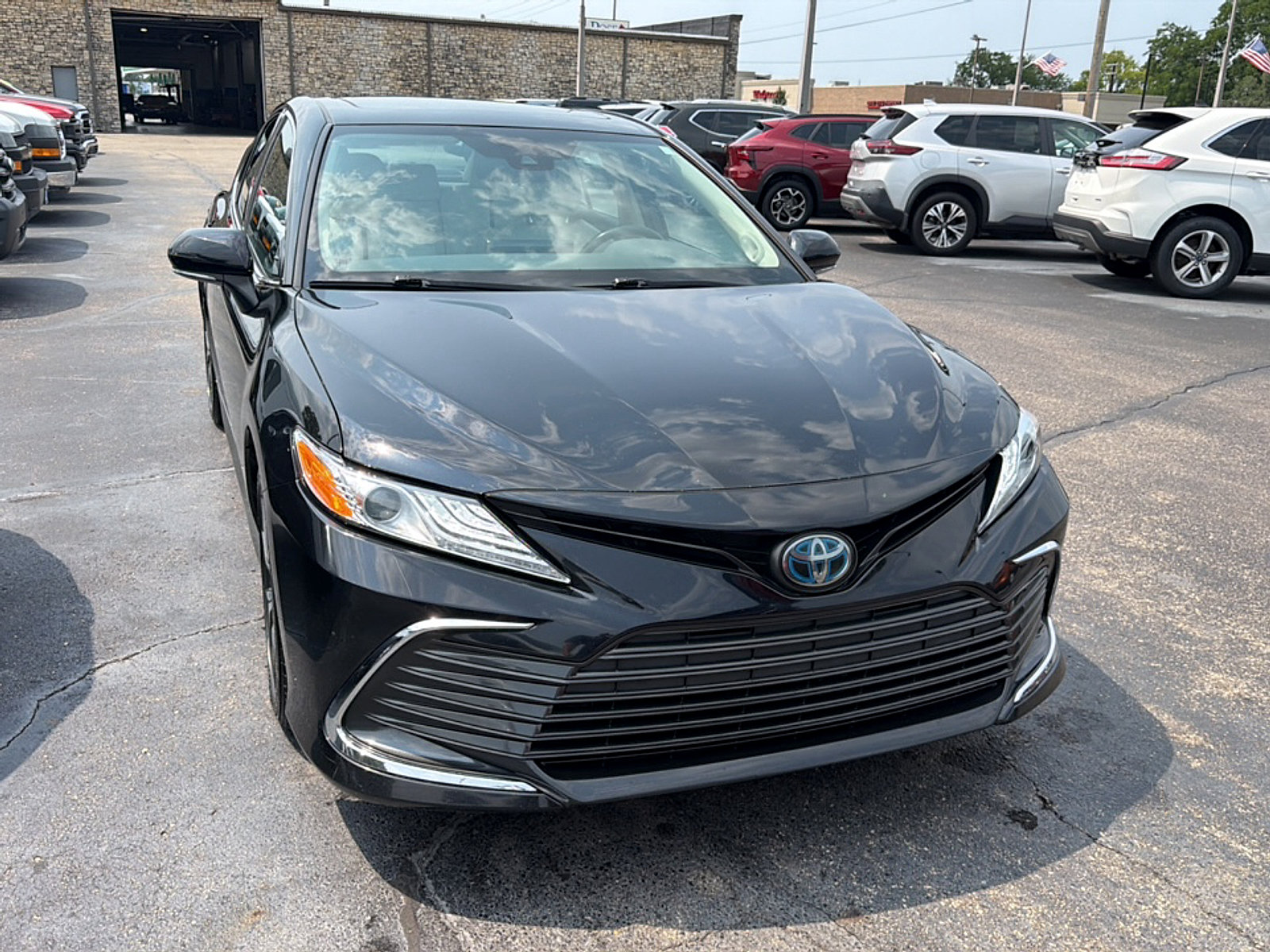 Used 2022 Toyota Camry XLE w/ Navigation Upgrade Package FWD image 2