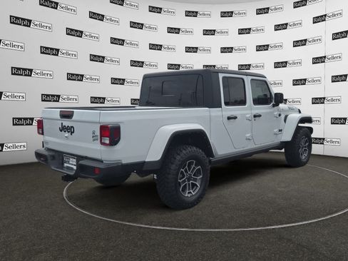 Used 2022 Jeep Gladiator Sport AWD/4WD image 6