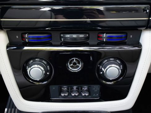 Used 2016 Rolls-Royce Phantom Drophead Coupe image 30