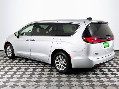 Used 2024 Chrysler Pacifica Touring FWD image 6