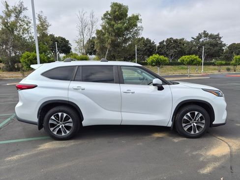 Used 2023 Toyota Highlander XLE FWD image 4
