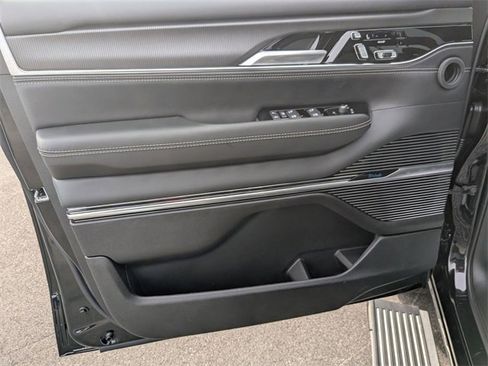 New 2026 Jeep Grand Wagoneer L Summit image 9