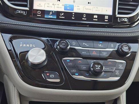 Used 2024 Chrysler Pacifica Limited image 15