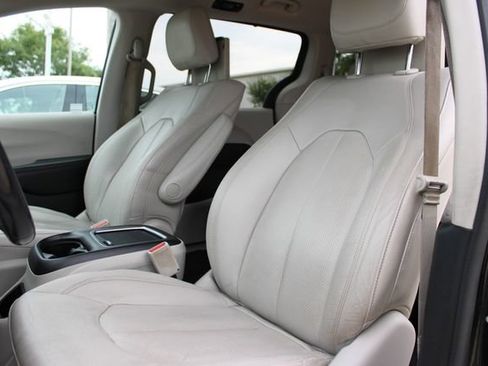Used 2018 Chrysler Pacifica Touring-L Plus FWD image 25