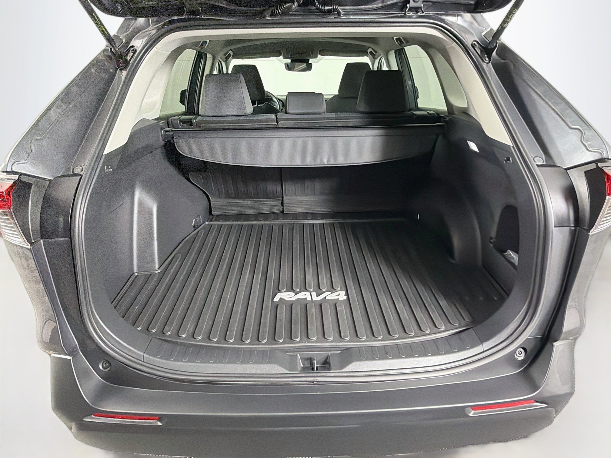 Used 2024 Toyota RAV4 LE AWD/4WD image 29