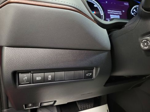 Used 2024 Toyota Venza XLE image 20