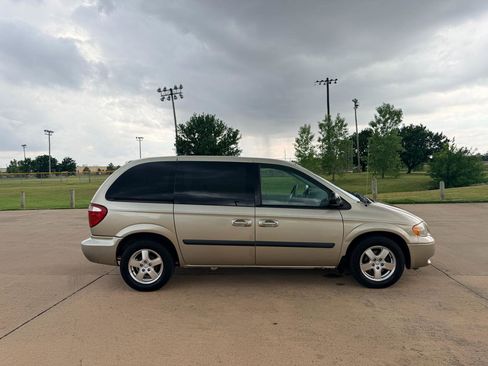 Used 2005 Dodge Caravan SXT FWD image 25