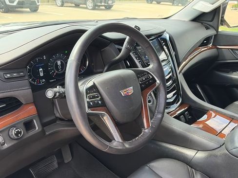 Used 2018 Cadillac Escalade Luxury image 16
