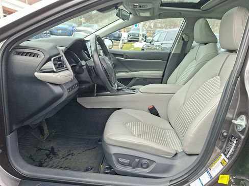 Used 2021 Toyota Camry SE w/ Cold Weather Package image 14