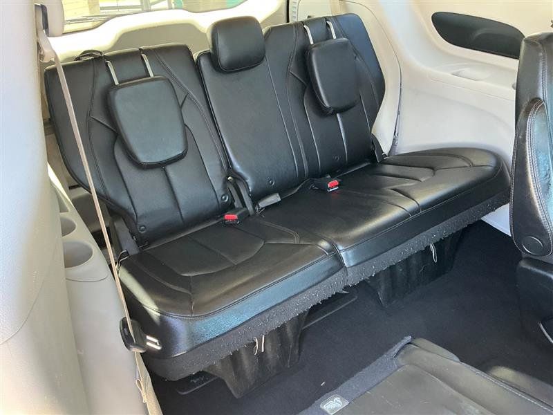 Used 2018 Chrysler Pacifica Touring-L FWD image 41