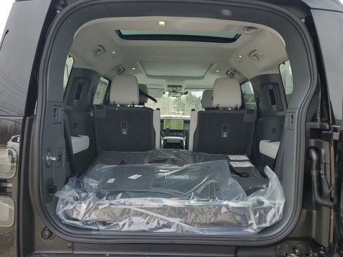 New 2026 Land Rover Defender 130 X-Dynamic SE AWD/4WD image 31