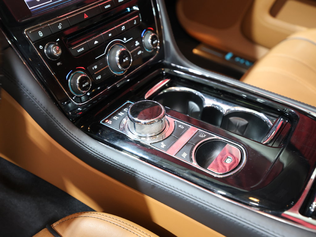 Used 2014 Jaguar XJ L Supercharged RWD image 21