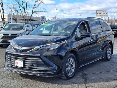 Certified 2022 Toyota Sienna LE image 3