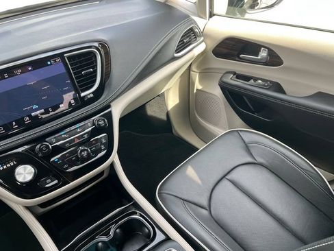 Used 2024 Chrysler Pacifica Limited FWD image 37