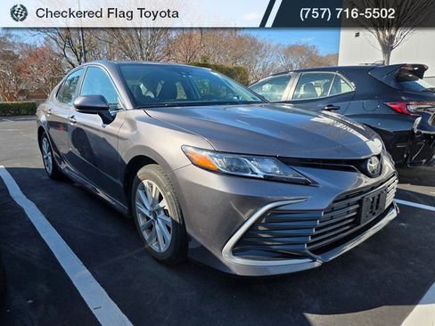 Used 2021 Toyota Camry LE image 3