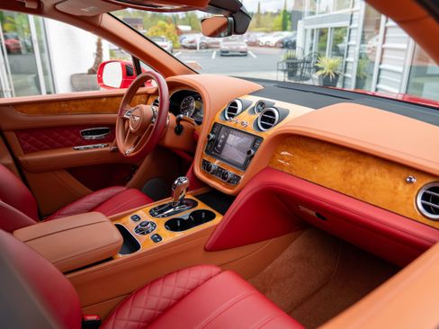 Used 2017 Bentley Bentayga image 23