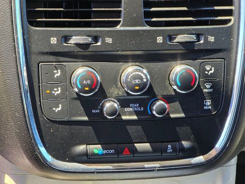Used 2016 Dodge Grand Caravan SXT FWD image 17