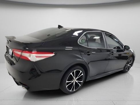 Used 2020 Toyota Camry SE w/ Cold Weather Package image 11