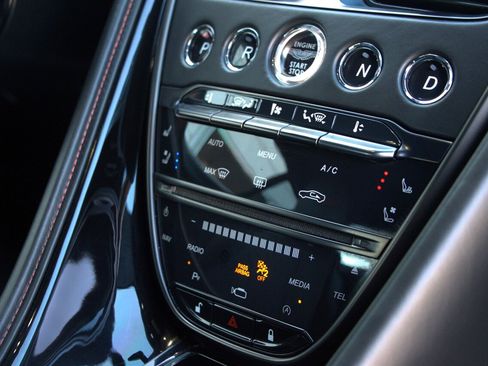 Used 2018 Aston Martin DB11 Coupe image 19