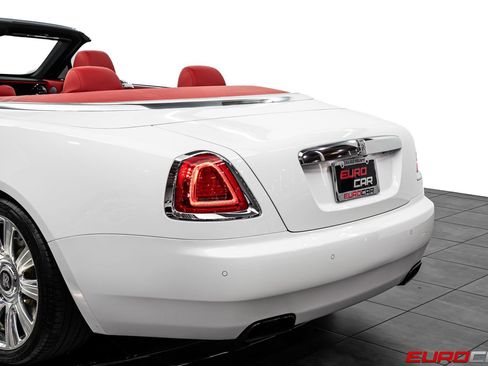 Used 2018 Rolls-Royce Dawn RWD image 20