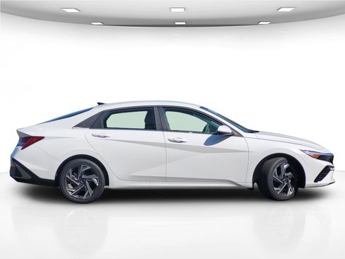 New 2025 Hyundai Elantra SEL image 9