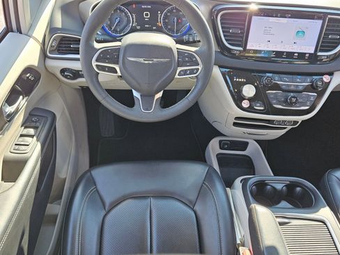 Used 2023 Chrysler Pacifica Touring-L image 7
