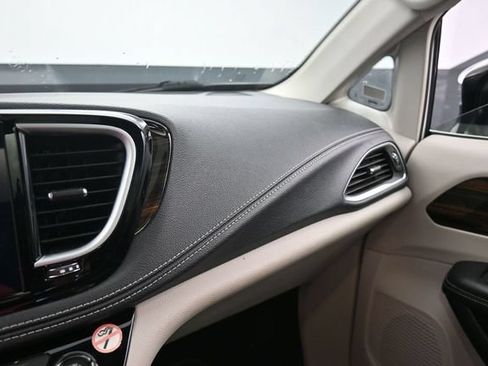 Used 2023 Chrysler Pacifica Limited FWD image 21