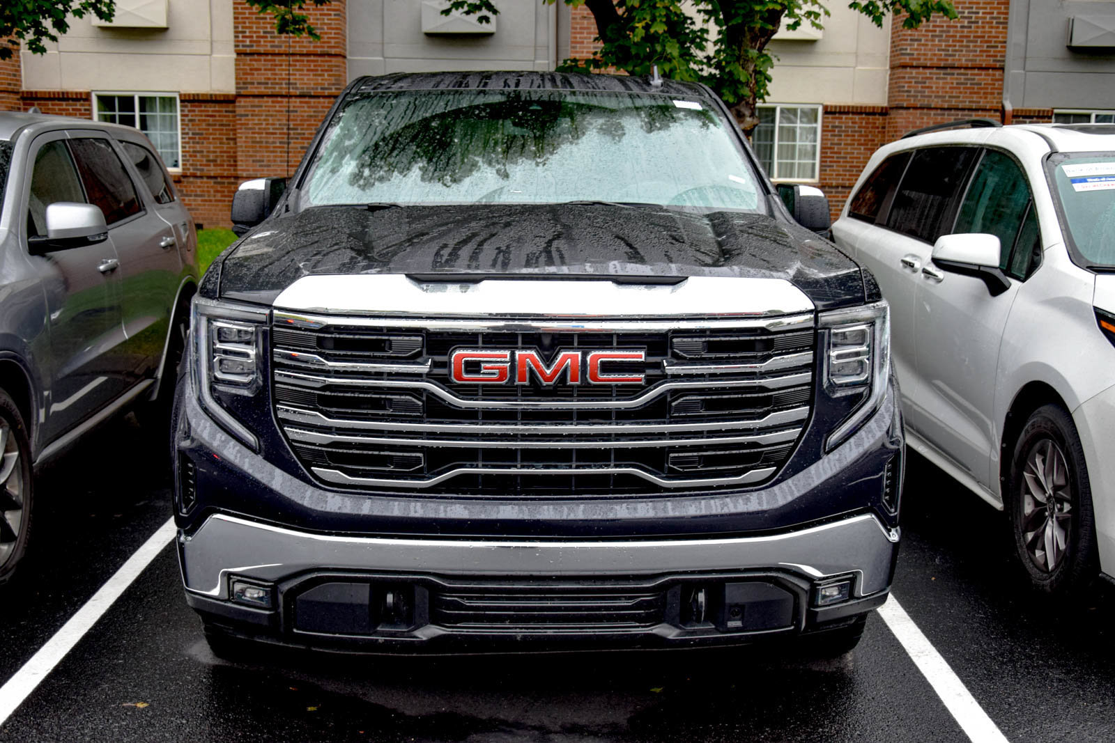 Used 2025 GMC Sierra 1500 SLT AWD/4WD image 2
