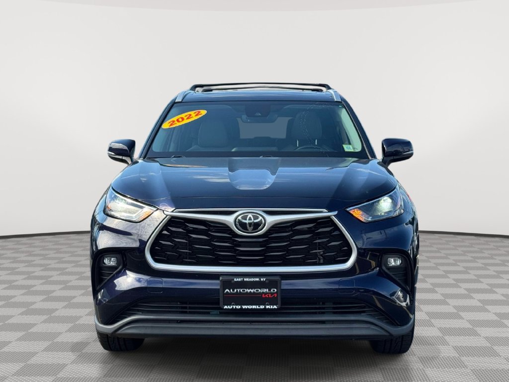 Used 2022 Toyota Highlander XLE AWD/4WD image 2