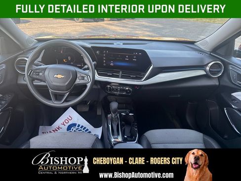 Used 2025 Chevrolet Trax LT FWD image 3
