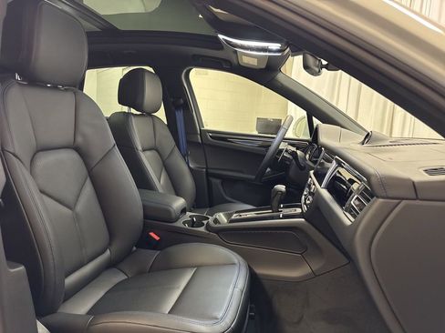 Used 2026 Porsche Macan AWD/4WD image 31