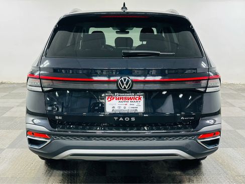 Certified 2025 Volkswagen Taos SE image 5