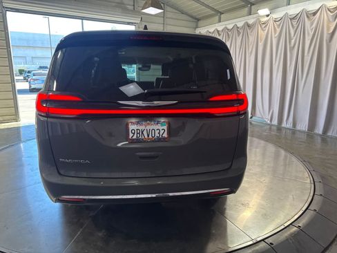 Used 2022 Chrysler Pacifica Touring-L FWD image 6