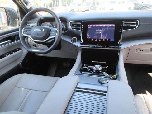Used 2025 Jeep Wagoneer 4WD image 12