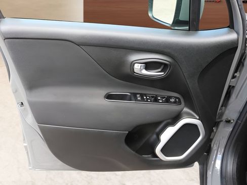 Used 2021 Jeep Renegade Latitude FWD image 10