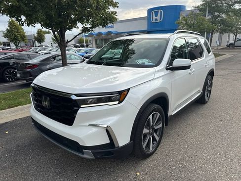 Used 2024 Honda Pilot Touring image 1